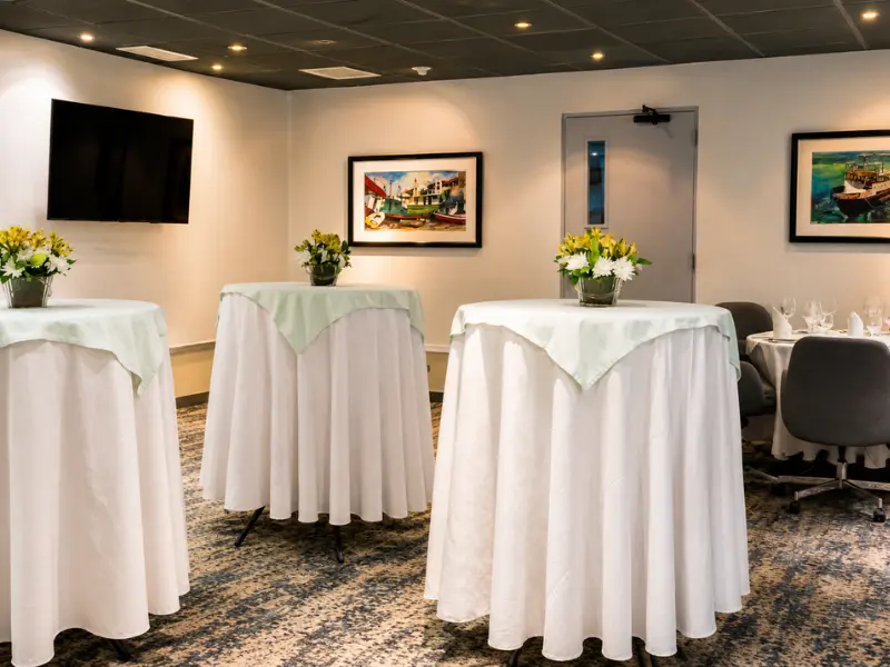 Montaje de cóctel para cumpleaños y celebraciones en El Lounge de Siete Mares