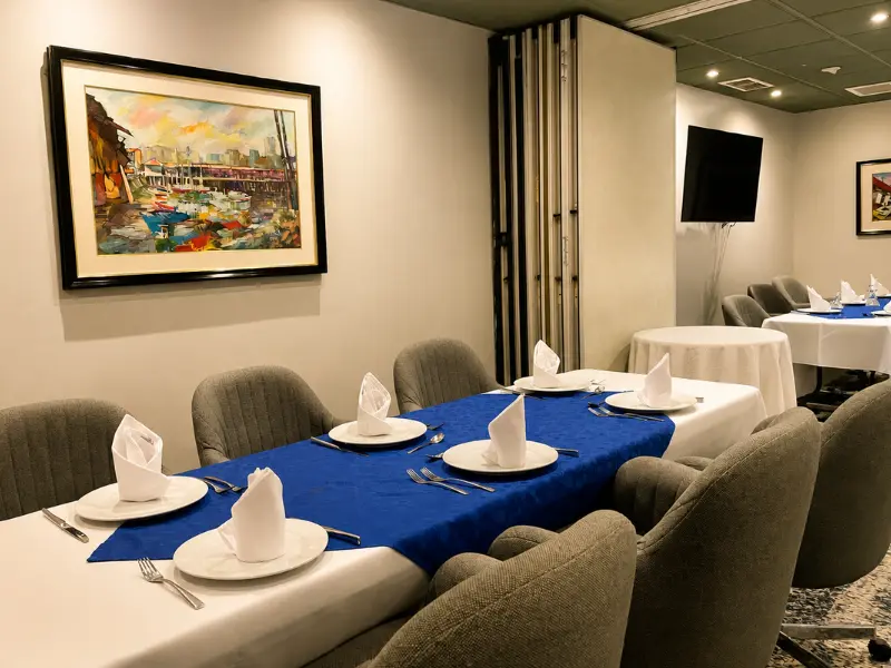 Mesa preparada para una reunión de trabajo en El Reservado de Siete Mares