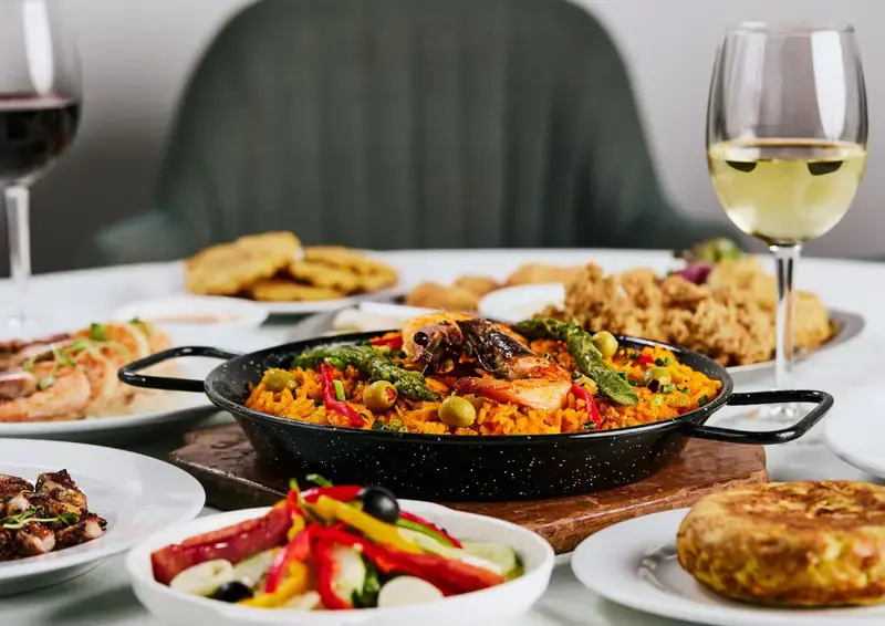 Paella de mariscos servida en Restaurante Siete Mares